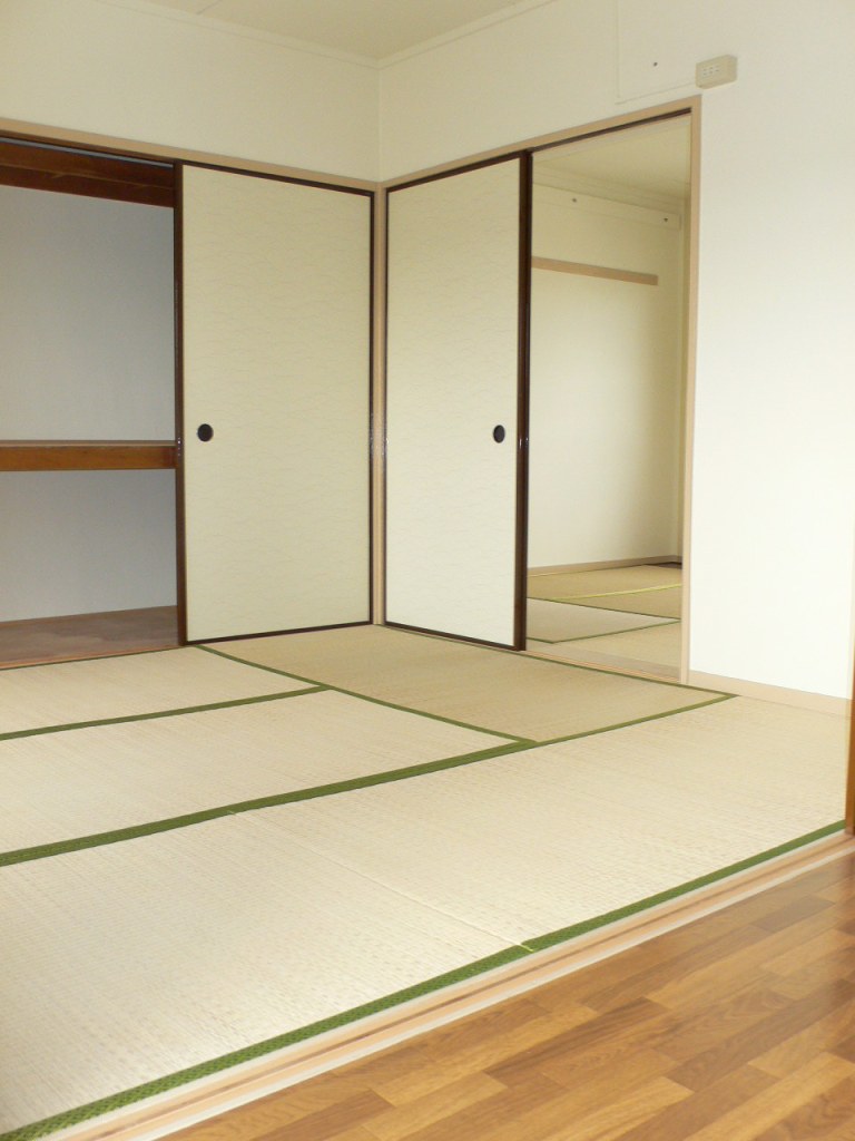 Living and room. Japanese-style room 6.0 tatami mats (2)  The photograph is another dwelling unit of the same type. 
