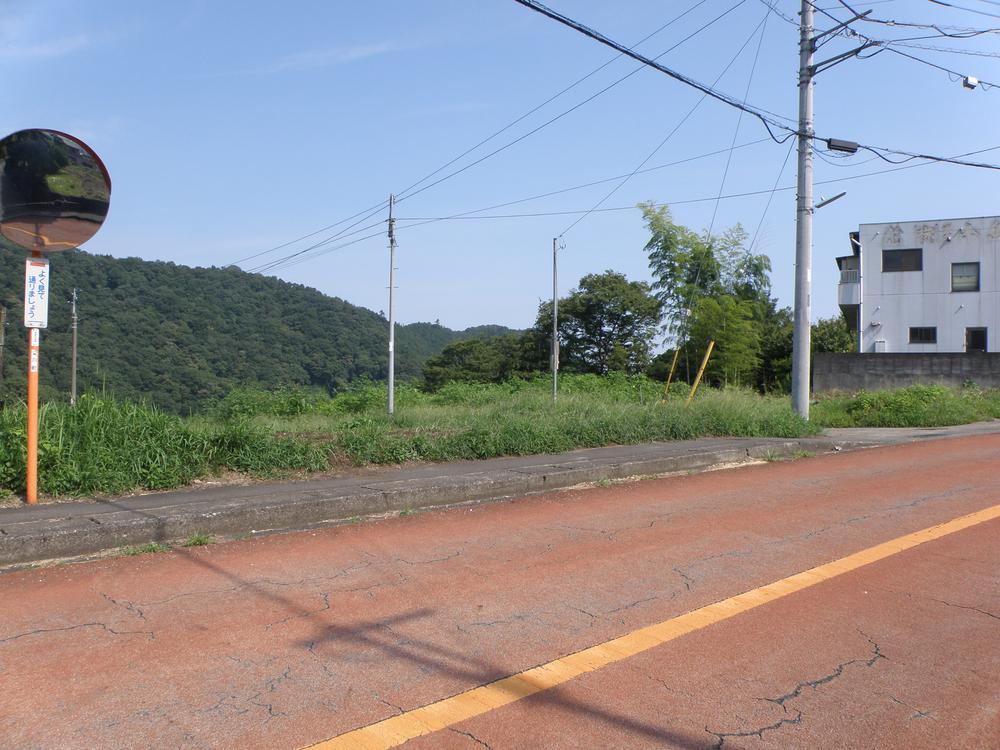 Local photos, including front road. Local (10 May 2013) Shooting