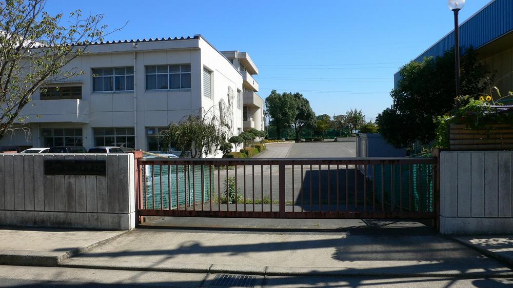 Junior high school. Aikawa 2000m to the East Junior High School