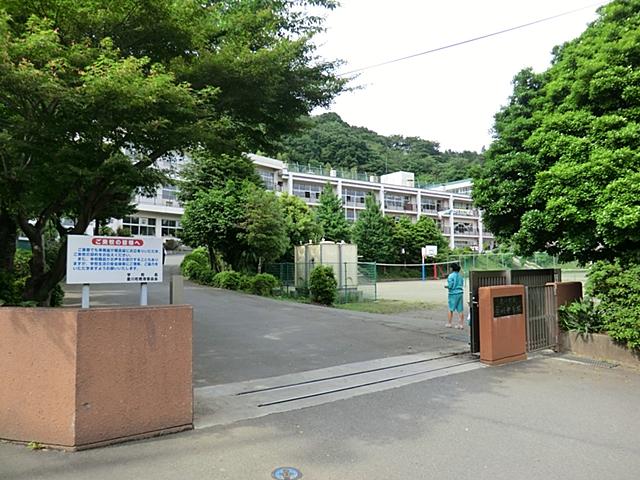 Junior high school. Aikawa 700m to stand Aikawa junior high school