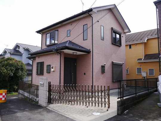 Local appearance photo. It is good renovated housing per sun on a quiet residential street. Car space is also possible two. 