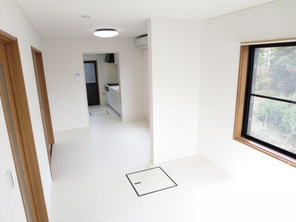 Living. living And heavy tension on the floor of the flooring that was damaged, wall ・ The ceiling of the cross was Mashi Chokawa. Living the family to gatherings is, It became so bright