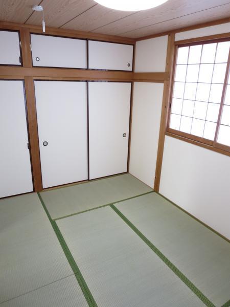 Non-living room. Second floor 6-mat Japanese-style room is plenty of storage