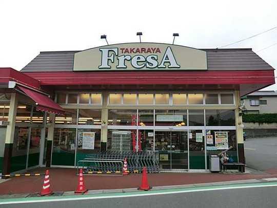 Shopping centre. 784m to Super Takaraya Hanbara shop