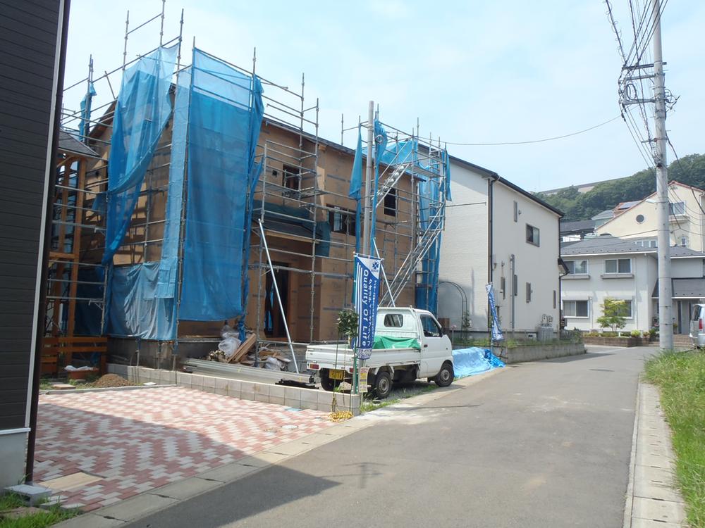 Local photos, including front road. Overall Car Space 2 ~ Three is Allowed!