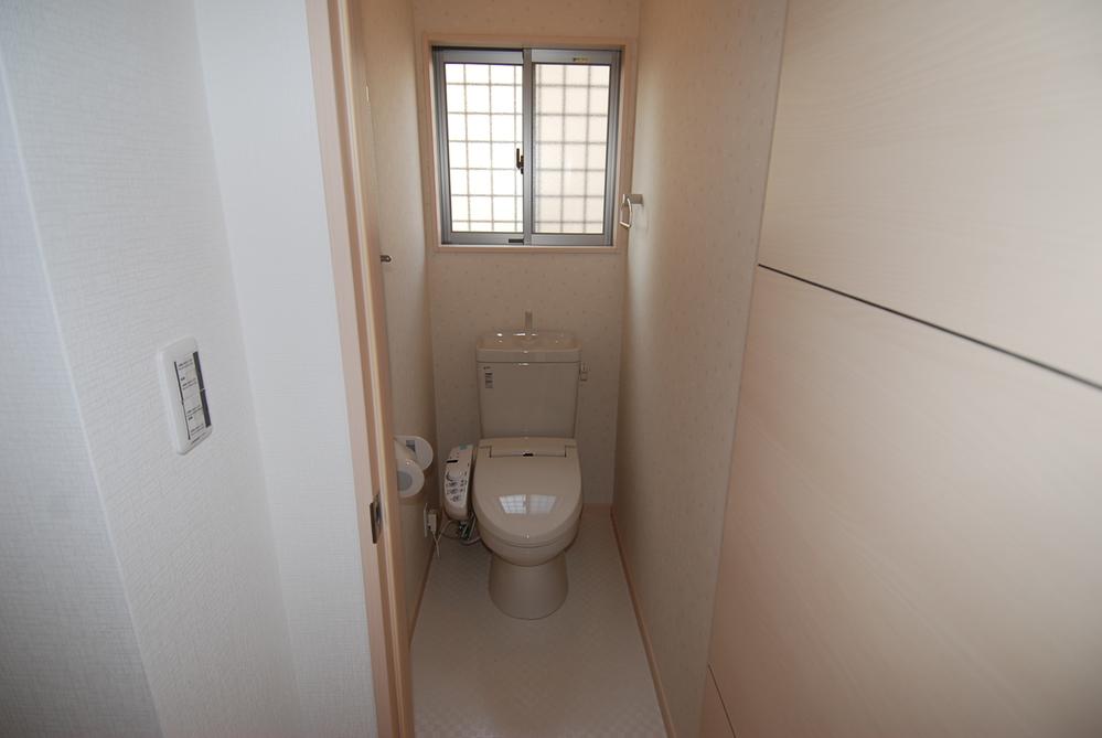 Toilet. Indoor (10 May 2013) Shooting