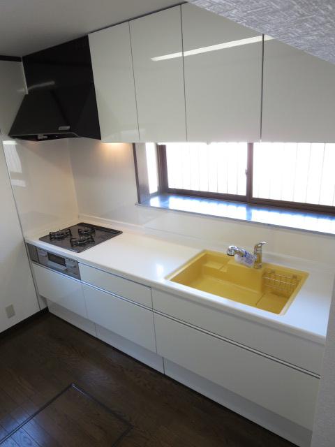 Kitchen. Kitchen has a new exchange to adopt the system kitchen of EIDAI Inc.. Artificial marble top ・ Sink is clean not rust. Faucets has become if easy to wash product in the water purification function shower faucet. Housed drawer type
