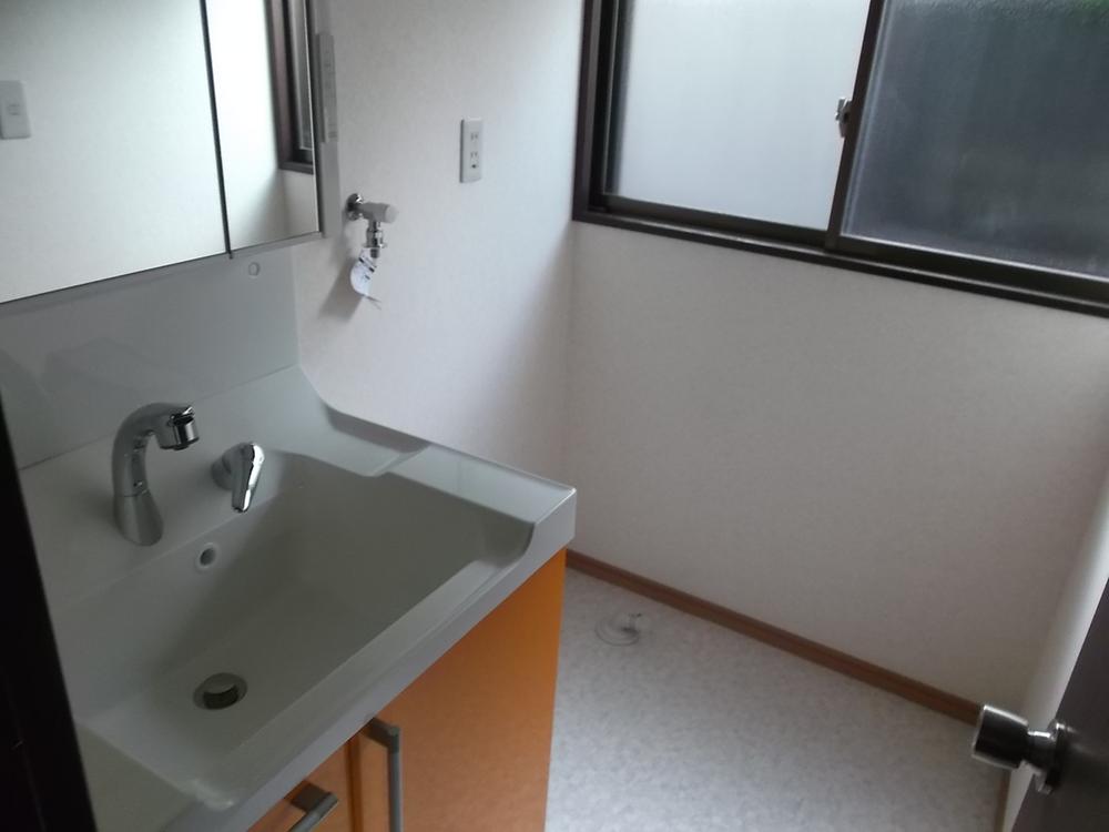 Wash basin, toilet. The first floor of the bathroom vanity is, I tried to mount the thing a little grade is good.
