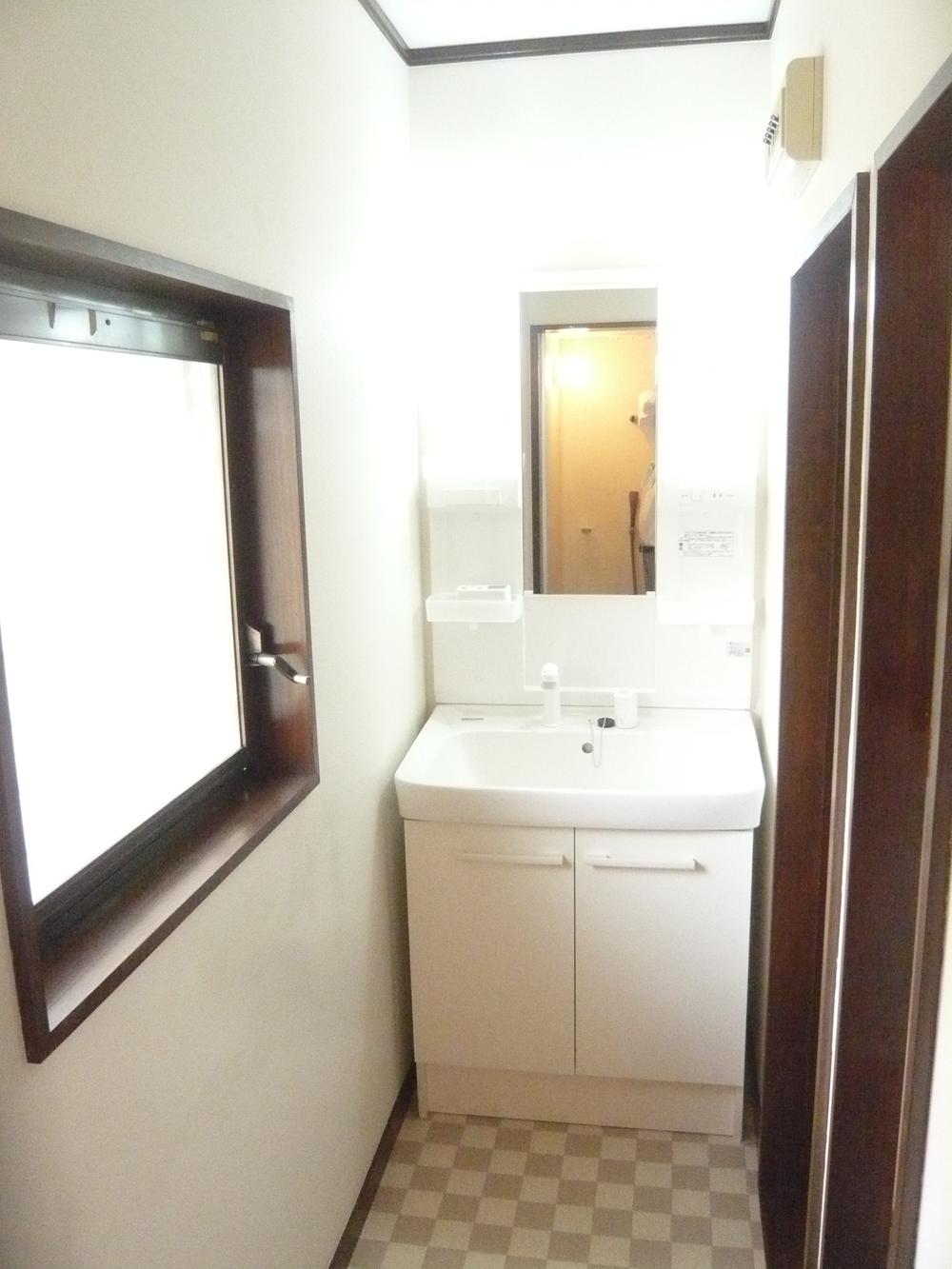 Wash basin, toilet. There are also vanity on the second floor. It is settled new goods exchange.