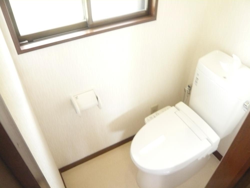 Toilet. Toilets are located on the first floor and the second floor. Toilet bowl ・ Toilet seat is already new goods exchange. Can you clean use it in the shower toilet