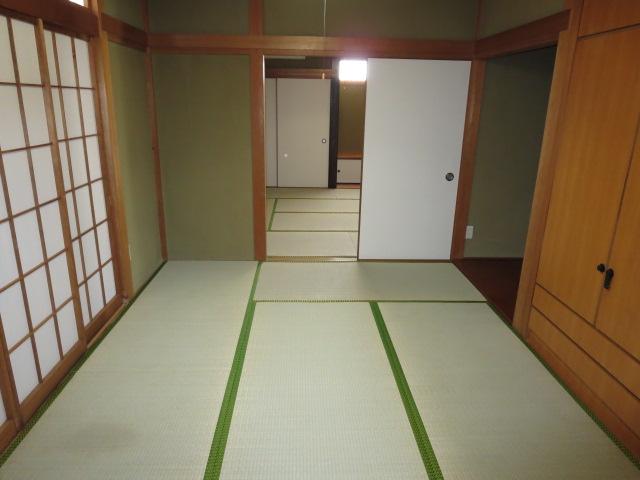 Non-living room. First floor Japanese-style room 6 is between the tatami. It has become next to a Japanese-style room 8 tatami between the Tsuzukiai.