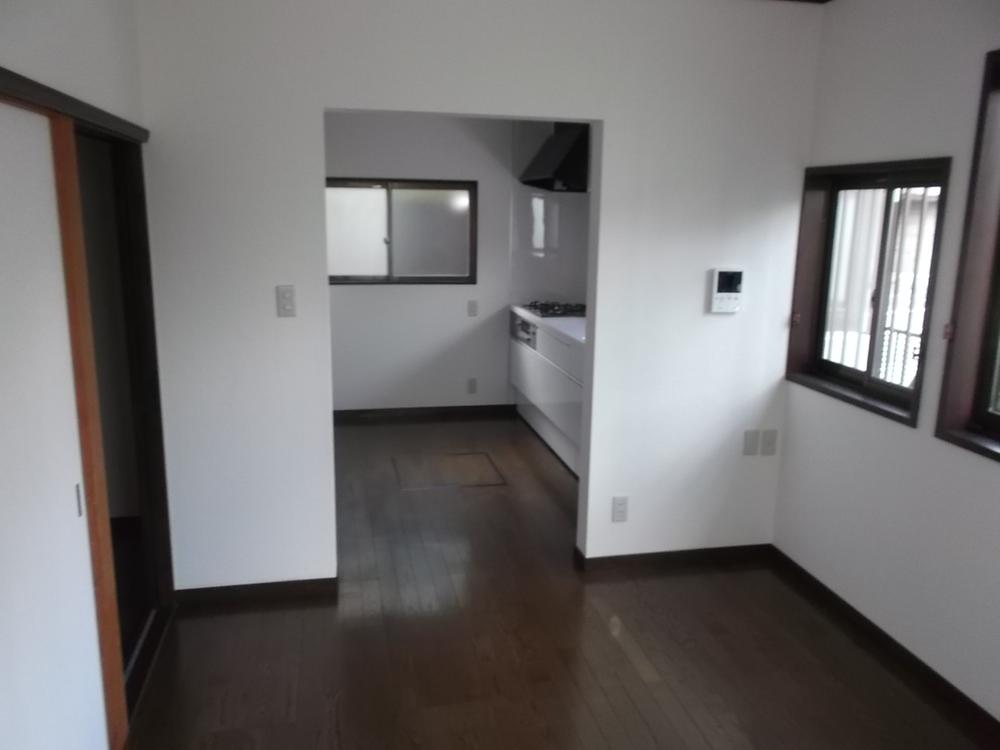 Living. Living is a bright two-plane daylight. So where is your family to gatherings, It is equipped with air conditioning.
