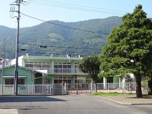 kindergarten ・ Nursery. Is a childcare facility that music rhythm education, etc. a variety of curricula has been the acceptance and fulfilling from 800m walk 10 minutes and 0 years old to Tachibana Kindergarten.