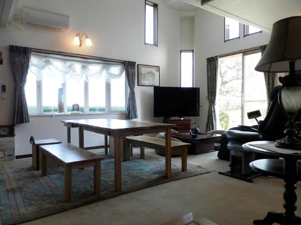 Living. Dining space. Ceiling is stairwell to the second floor part, So we have arranged many lighting window, Bright is.