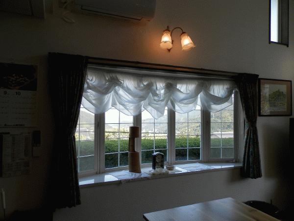 Living. It is the state of the east bay window. The fence to which the well-care Sagami Bay, And to a distant view of the night view of Yugawara.