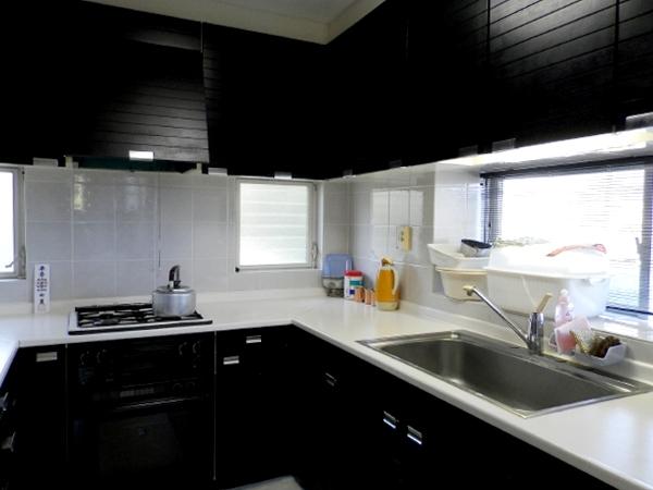Kitchen. This is state of the kitchen. Very wide, Also has been not very clean to your. Oven it is equipped.