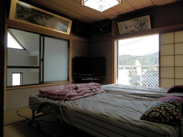 Non-living room. It is the state of the second floor Japanese-style room (8 tatami mats). Currently bed is placed, It is used as the main bedroom.
