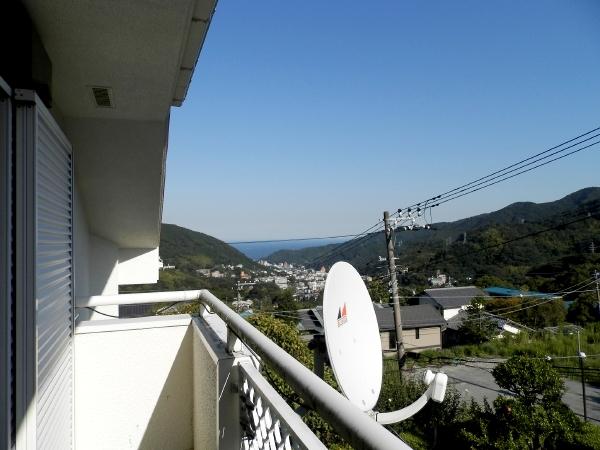Balcony. There is a balcony ahead of second floor Japanese-style room, We hope the majestic nature and Sagami Bay from the balcony.
