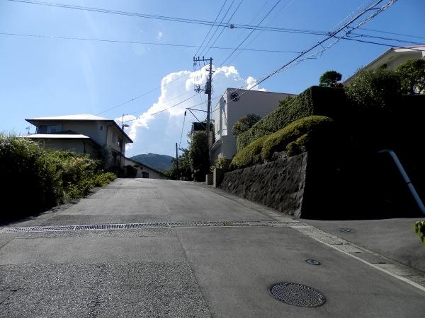 Local photos, including front road. But it will be the last, It is the state of the entire surface of the road. Width is located spacious and about 7.0m.