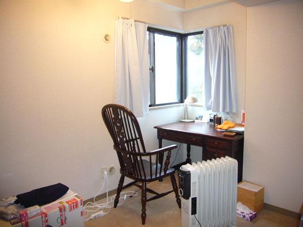 Non-living room. Western-style is about 4.5 tatami. Since it is a corner room and then insert a bright daylight