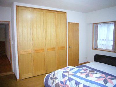 Non-living room. Western-style is about 10.9 tatami. Storage is abundant and convenient