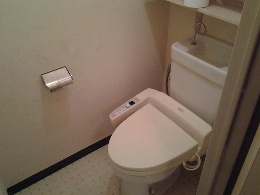 Toilet. Indoor (10 May 2013) Shooting