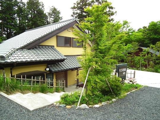 Local appearance photo. Neat appearance of the gable roof Japanese-style suits.