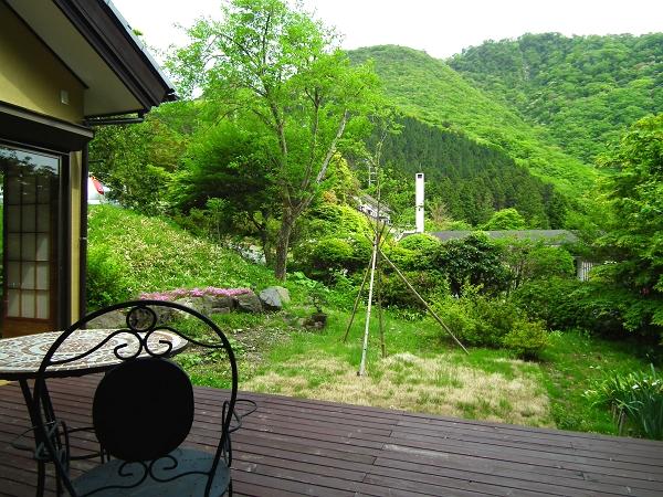 View photos from the dwelling unit. You can also relax in the wood deck.