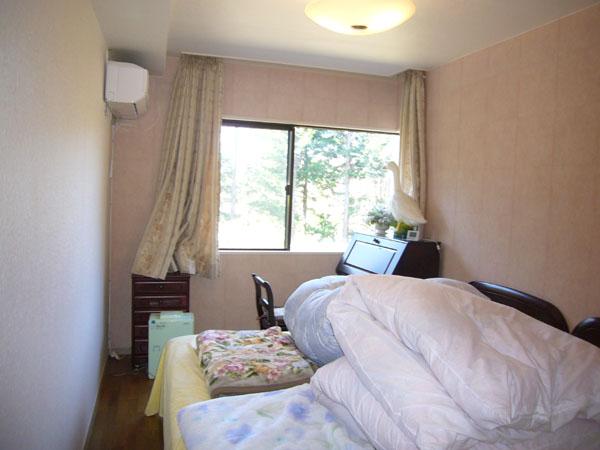 Non-living room. Western is. Surrounding environment is possible sound sleep because it is very quiet