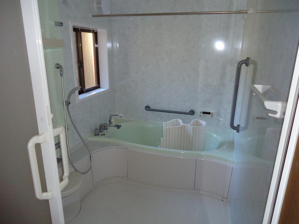 Bathroom. Hot Springs is available