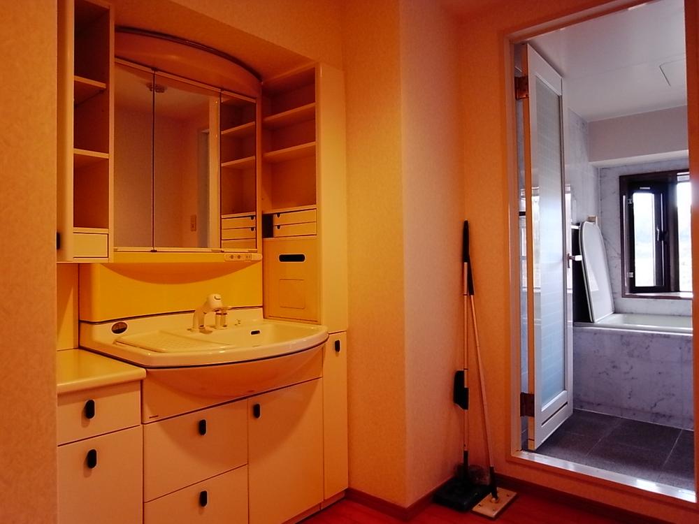 Wash basin, toilet. "Washroom"