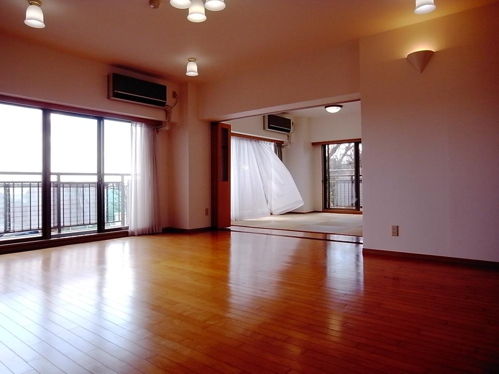 Living. "living" Airy bright living. Sagami Bay is visible from the window. (February 2012) Shooting