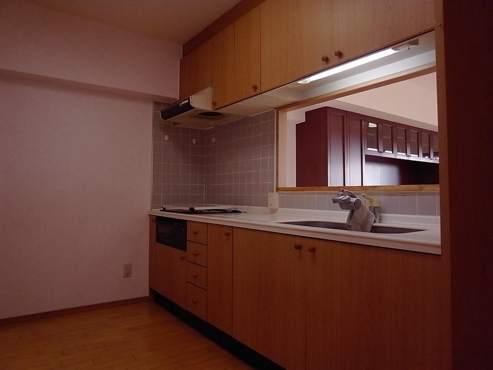 Kitchen. Also you can see the sea from the kitchen! Dishes overlooking the sea! New menu comes up be. . . (February 2012) Shooting