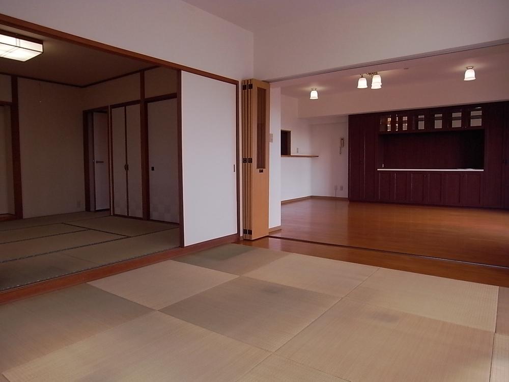 Non-living room. A feeling of opening living and Japanese-style room.