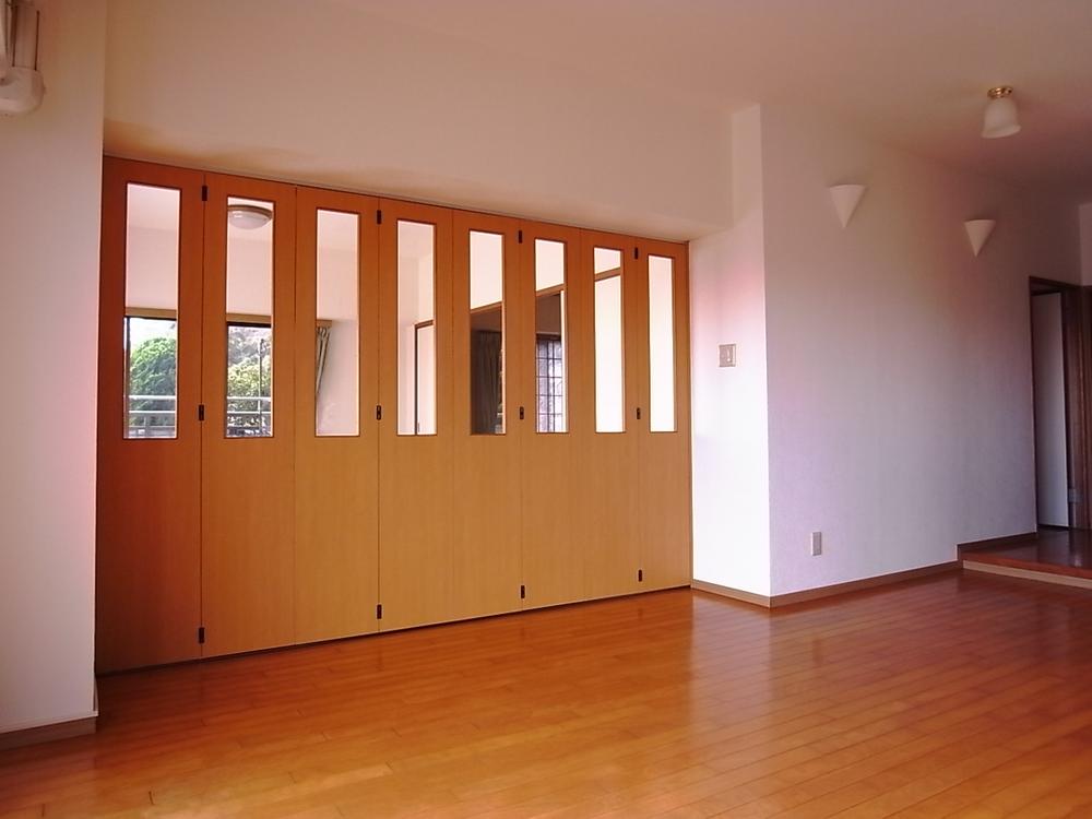 Other introspection. Living and Japanese-style Tsukamatsukireru for the walls of the movable, It can be used in multi-purpose according to the application, respectively.