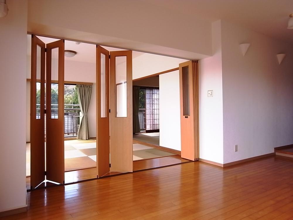Other introspection. Since the south living room and Japanese-style room is made in the wall of the movable, It is also available as a living of about 25.5 quires.
