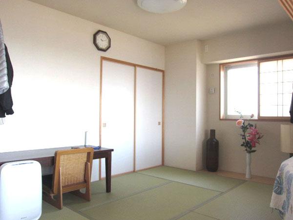 Non-living room. 6 is a tatami mat Japanese-style room. There is also be housed in the back. Again the corner room is bright.