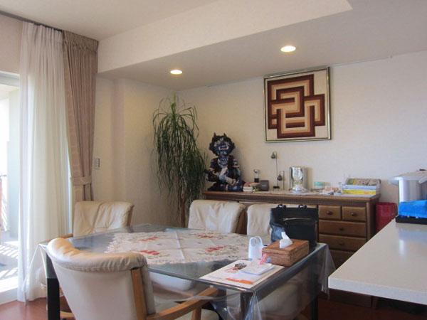 Non-living room. Dining is. The kitchen has become a counter kitchen.