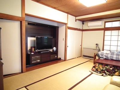 Non-living room. Japanese-style 12 tatami mats of living and integral
