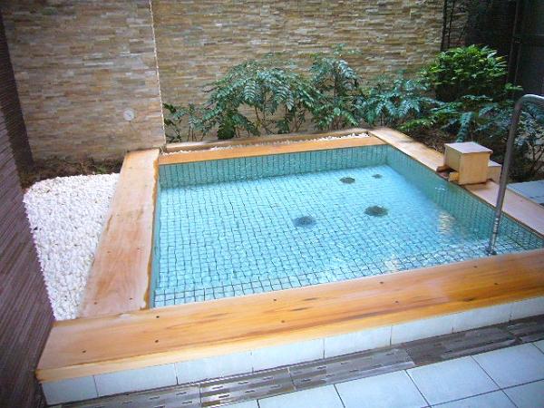 Bathroom. It is open-air bath of cypress. Yumoto hot spring while watching the night sky will stop time in exceptional