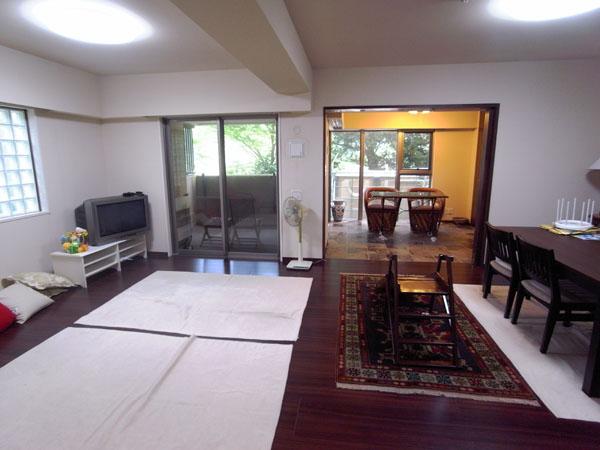 Living. About 18.7 Pledge living dining. We have floor heating equipped.