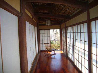 Other local. Is Hiroen of "old houses". It spreads the mountains through the window. Here also floor heating are equipped