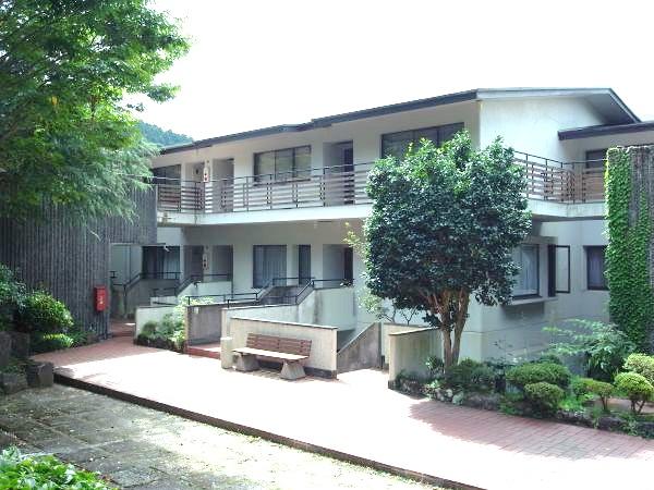 Local appearance photo. Low-rise three-story (the top floor) corner room