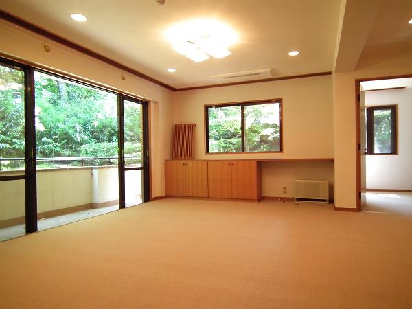 Living. Full of feeling of freedom is a living-dining. It will be healed mind to green outside the window.