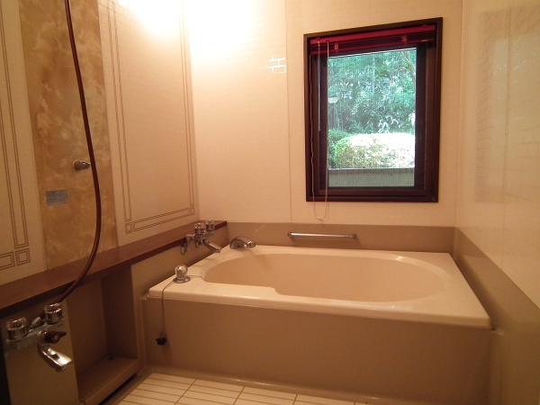 Bathroom. Is a bathroom spa can enjoy. Hot springs overlooking the green is exceptional.