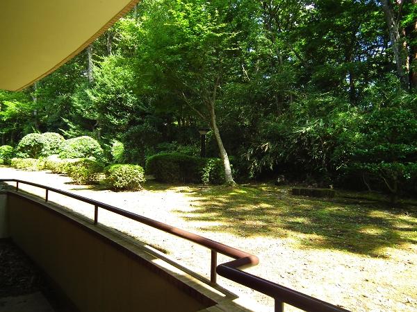 View photos from the dwelling unit. Is the view from the balcony. Since it is a mansion in the front row in front of the eyes it will spread to green one side.