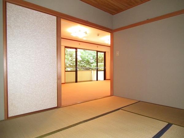 Non-living room. This relaxation of the Japanese-style room 6 tatami. There is a first floor unique digging kotatsu.