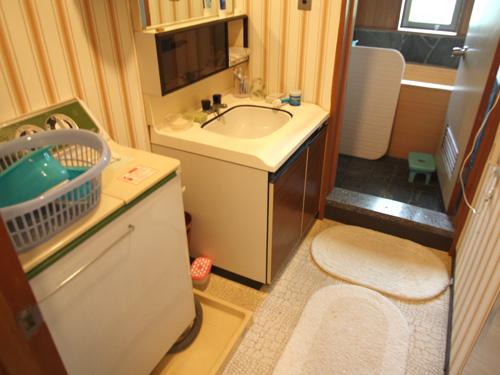 Wash basin, toilet. bathroom