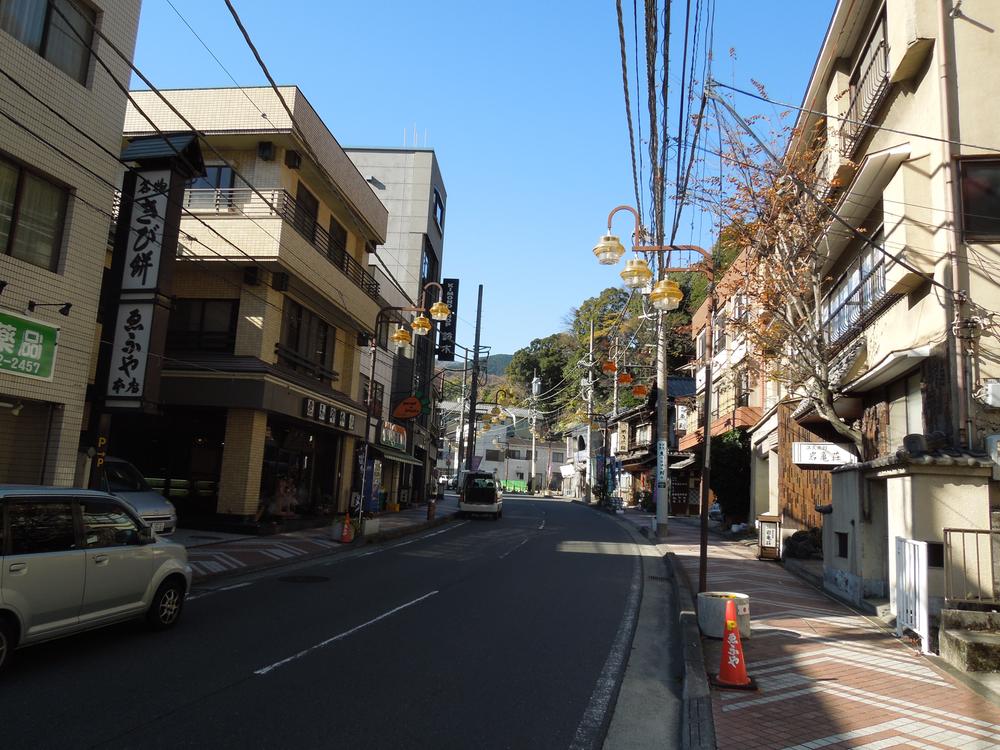 Streets around. Back Yugawara Spa town with a 450m taste until the spa town. It is famous for, such as dried fish or your buns.