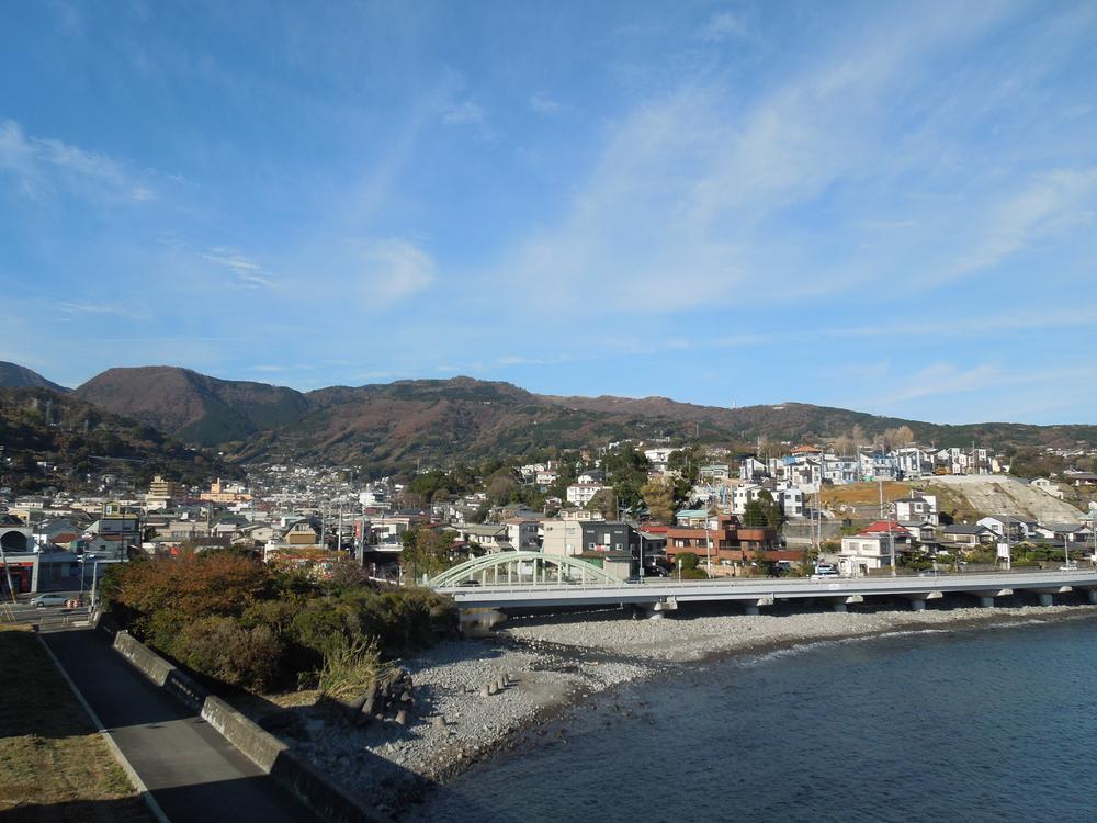 Streets around. Peninsula Manazuru from the sea of ​​4200m Yugawara until the rooftops of Yugawara ・ Can Izu Peninsula is overlooking, You can see the beautiful scenery.